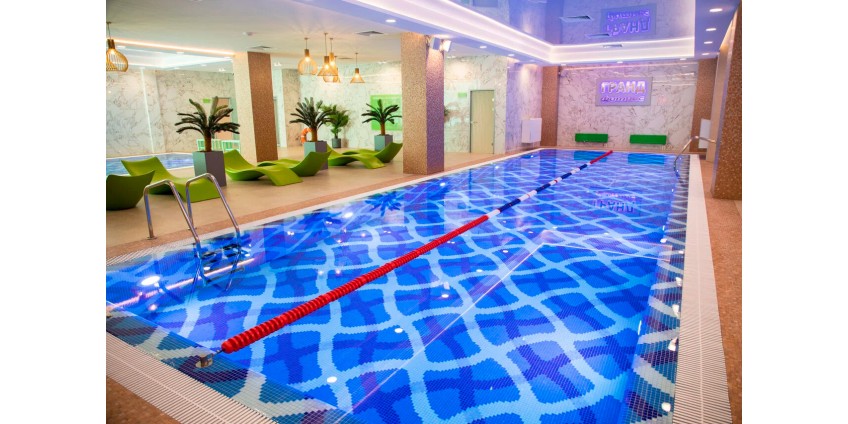 Бассейн в фитнес-центре для плавания