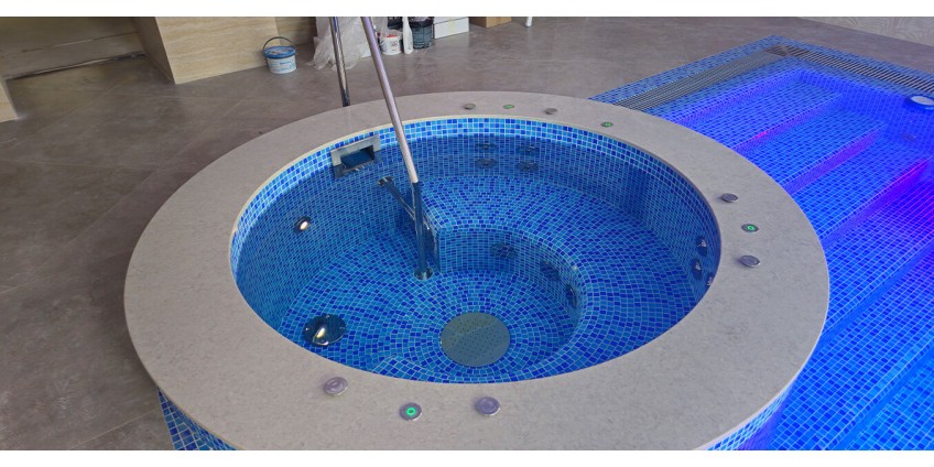 Частный бассейн с гидромассажной ванной