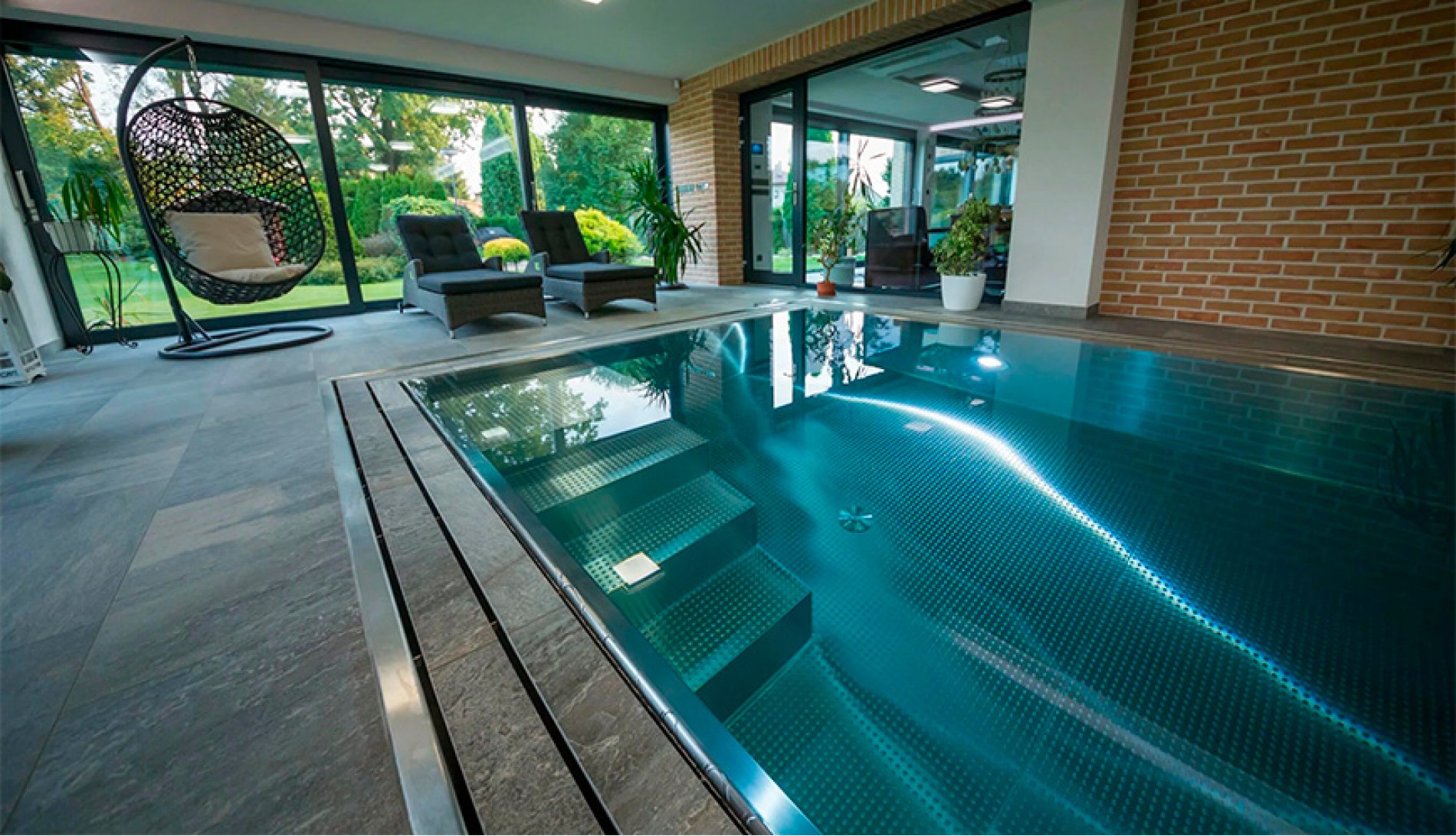 Строительство стеклянного бассейна