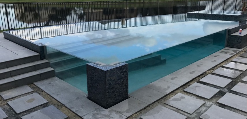 Строительство стеклянного бассейна